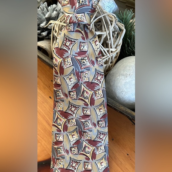 Bill Blass 100% Silk Designer Necktie - Picture 5 of 8